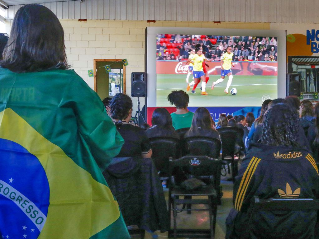 Com pão de queijo, torcedores se reúnem para assistir jogo do Brasil