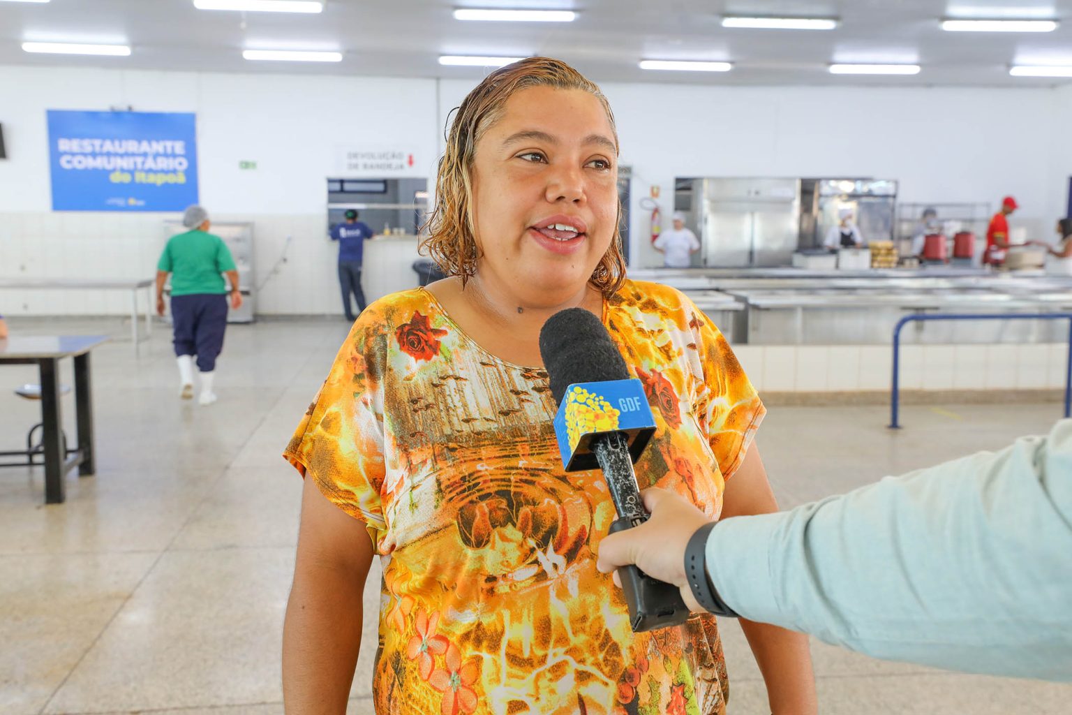 Daiane Alves fez questão de aproveitar a inauguração do serviço: “Valeu a pena porque é barato e a comida é muito boa”