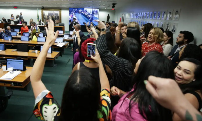 CCJ da Câmara Federal aprova PEC que proíbe aborto legal